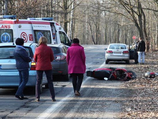 Wypadek z udziałem motorowerzysty na ulicy Mostowej. Mężczyzna trafił do szpitala
