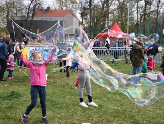 Wypuścili tysiące baniek mydlanych. Tak wyglądał Bubble Day w Kędzierzynie-Koźlu. ZDJĘCIA