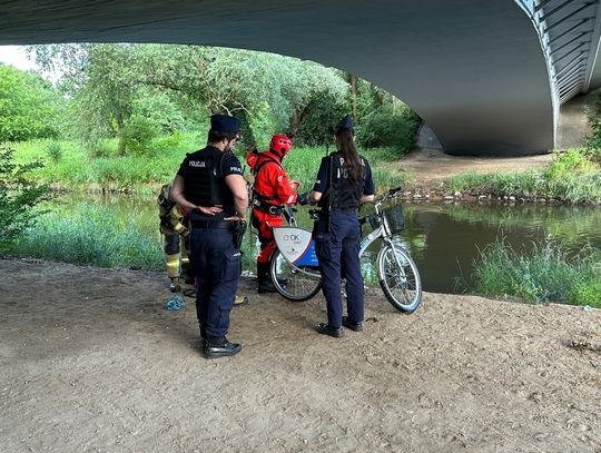 Wyrzucił miejski rower do rzeki. Służby ratunkowe interweniowały na Kuźniczce