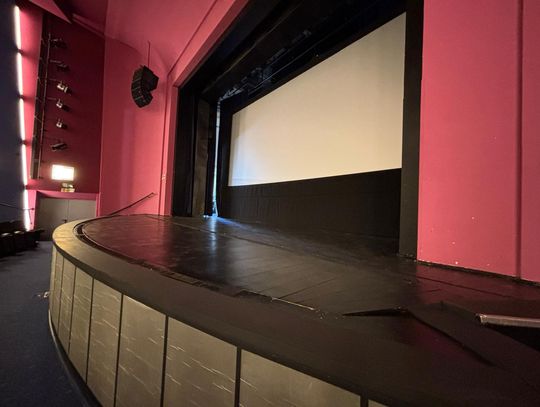 Wysłużona scena w kinie Chemik przeszła remont. Podłoga została wycyklinowana i odświeżona