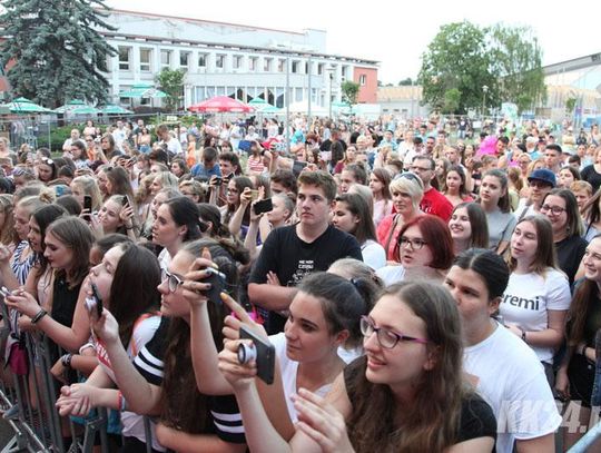 Wystartowały Dni Kędzierzyna-Koźla. Oblężenie lunaparku. Na scenie Jeremi Sikorski. ZDJĘCIA