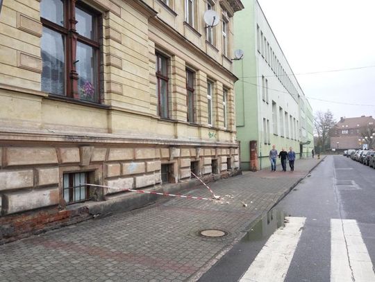 Z kamienicy w Koźlu oderwał się kawałek gzymsu. Dobrze, że nikogo nie było na chodniku