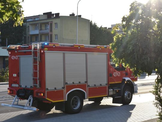 Z mieszkania ciekła woda i wydobywał się odór. Interweniowali strażacy i policja