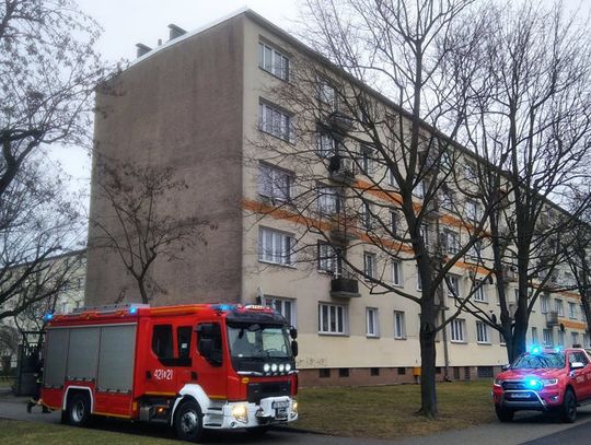 Z mieszkania dobiegało wołanie o pomoc. Interwencja służb ratunkowych w Śródmieściu