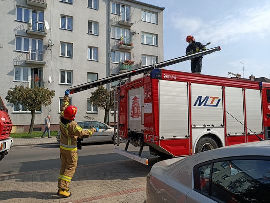 Z mieszkania lała się woda, a z lokatorem nie było kontaktu. Interwencja służb na Pogorzelcu