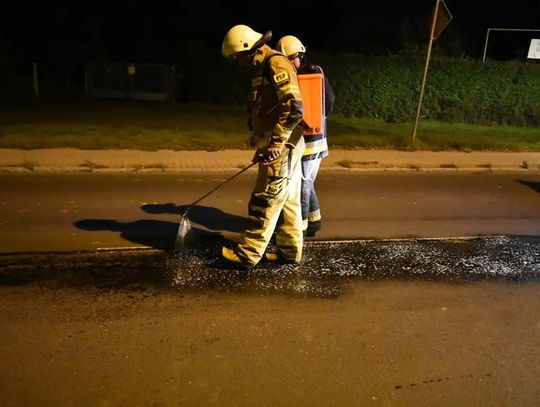 Z osobówki wyciekł olej na jezdnię. Służby interweniują na alei Jana Pawła II