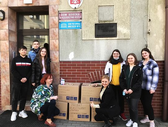 Z pudełkami przynieśli radość! Sukces charytatywnej akcji młodzieży z Kędzierzyna-Koźla