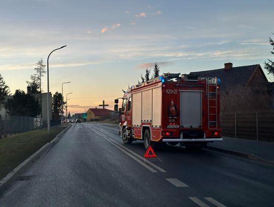 Z samochodu osobowego wyciekł olej na jezdnię. Straż pożarna interweniuje przy ulicy Gliwickiej