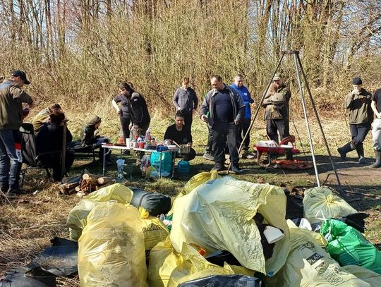 "Z takimi ludźmi chce się więcej!" Wędkarze i mieszkańcy wspólnie posprzątali Kanał Gliwicki