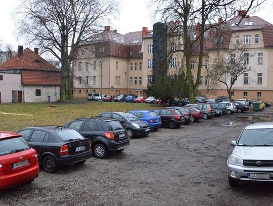 Za urzędem miasta powstaną nowe miejsca parkingowe. Koszt to ponad pół miliona złotych