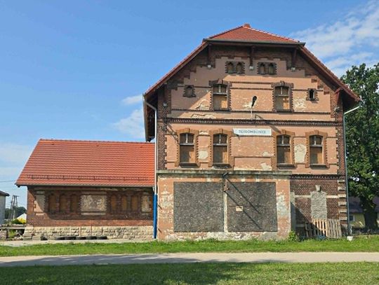 Zabytkowy dworzec w Długomiłowicach dostanie nowe życie. Gmina podpisała umowę na jego przebudowę