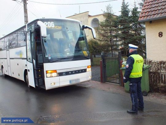 Zaczynają się ferie. Policjanci kontrolują busy i autokary zabierające dzieci na wycieczki