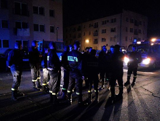 Zaginiony odnalazł się na działce. Nocna akcja służb ratunkowych w Blachowni. ZDJĘCIA