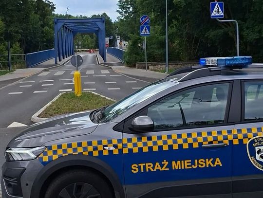Zagubiony 80-latek siedział przy bramie zakładów. Strażnicy miejscy pomogli mu wrócić do bliskich