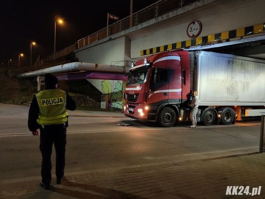 Zaklinowana ciężarówka blokowała pas pod wiaduktem. Interweniowała policja. ZDJĘCIA