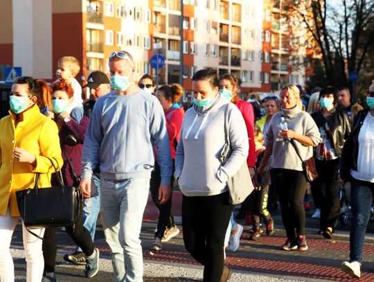 Założyli maski i wyszli z domów: mamy dość benzenu! Protest w centrum Kędzierzyna-Koźla