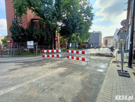 Zamknięcie ulicy Grunwaldzkiej trwa dłużej niż zakładano. Prace przeciągają się przez deszcz