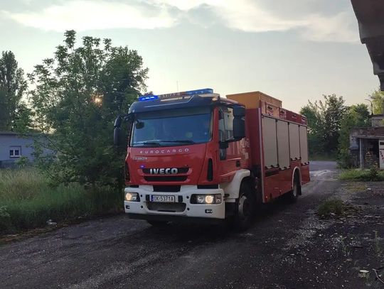 Zapach amoniaku zaniepokoił mieszkańców wsi. Strażacy z Kędzierzyna-Koźla interweniują w powiecie nyskim