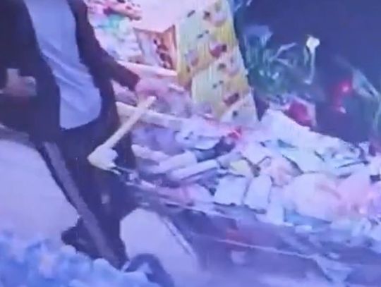 Zapakował pełen wózek towaru i próbował ominąć linię kas. Ochroniarze ujęli zuchwałego złodzieja
