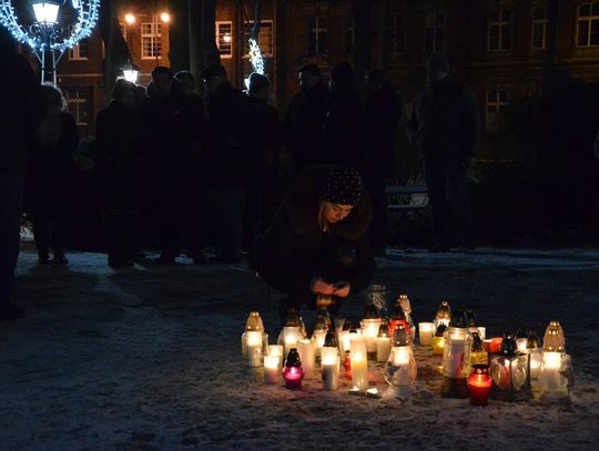 Zapalili znicze i w ciszy uczcili pamięć zamordowanego Pawła Adamowicza. ZDJĘCIA