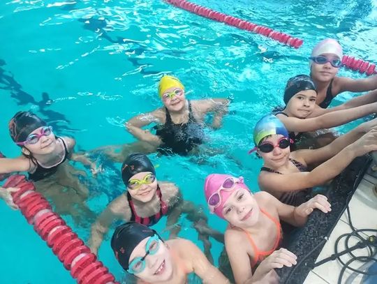 Zastanawiasz się nad klasą pływacką dla swojego dziecka?  "Dziewiątka" zaprasza na otwartą lekcję pływania