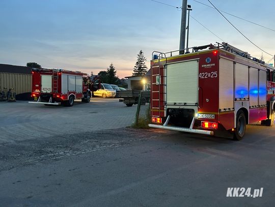 Zastępy straży pożarnej w Reńskiej Wsi. Ze zgłoszenia wynikało, że płonie budynek przedsiębiorstwa