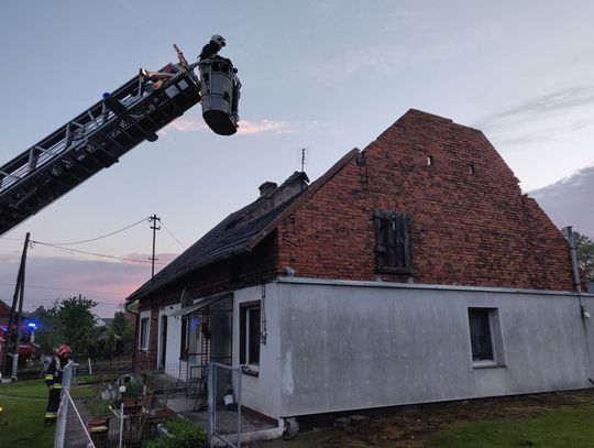 Zawalił się dach w domu jednorodzinnym. Interwencja straży pożarnej