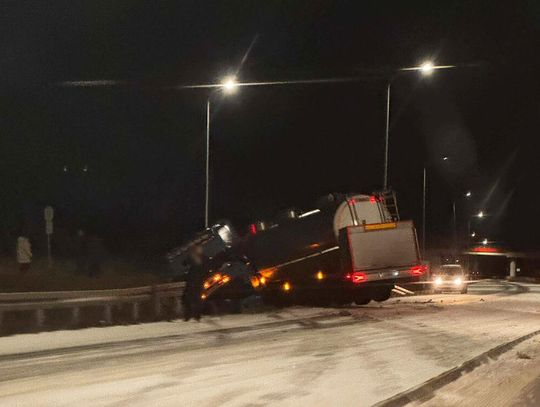 Zdarzenie drogowe na Obwodnicy Północnej. Autocysterna zjechała na lewy pas i uderzyła w bariery