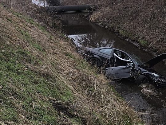 Zdarzenie drogowe na ul. Mostowej. Osobówka wpadła do rowu z wodą