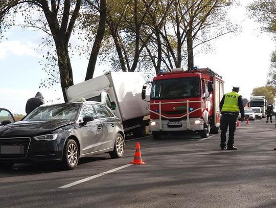 Zderzenie audi z dostawczakiem na drodze krajowej nr 38. ZDJĘCIA