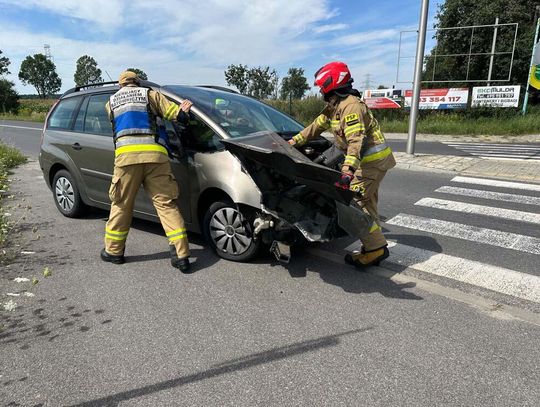 Groźnie wyglądające zderzenie auta osobowego z ciężarówką na skrzyżowaniu z drogami wojewódzkimi w Bierawie. Służby na miejscu