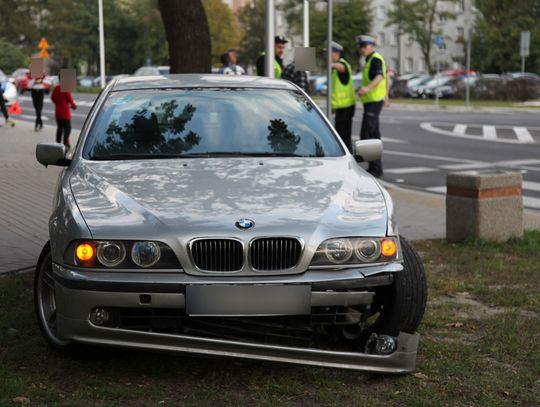 Zderzenie BMW z mercedesem na skrzyżowaniu alei Jana Pawła II z ulicą Kosmonautów