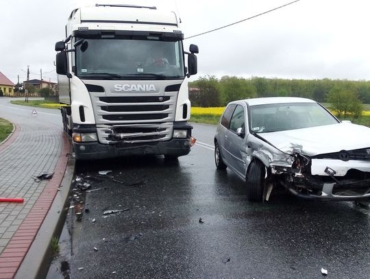 Zderzenie czołowe volkswagena i ciężarówki. Młody kierowca stracił panowanie nad autem