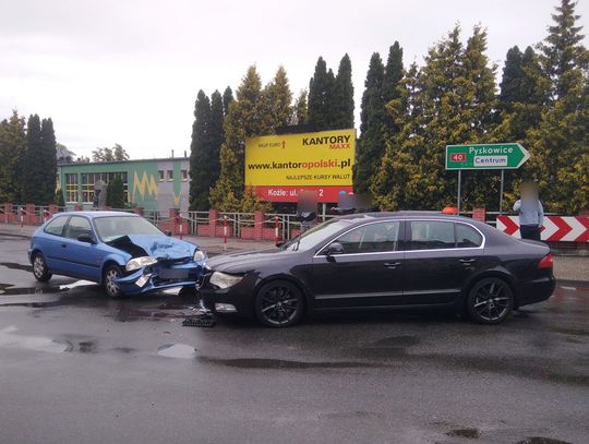 Zderzenie dwóch aut osobowych na skrzyżowaniu ulic Piastowskiej i Chrobrego