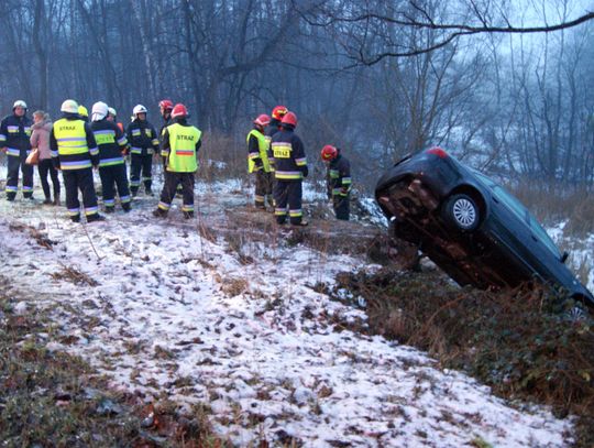 Zderzenie dwóch aut w Sławięcicach. Audi wypadło z drogi i zawisło na skarpie. ZDJĘCIA