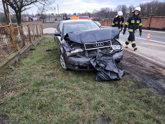 Zderzenie dwóch osobówek na drodze krajowej w Długomiłowicach. ZDJĘCIA