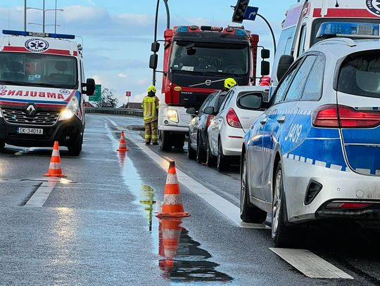 Zderzenie dwóch osobówek na obwodnicy w Reńskiej Wsi. Pas w kierunku Większyc zablokowany