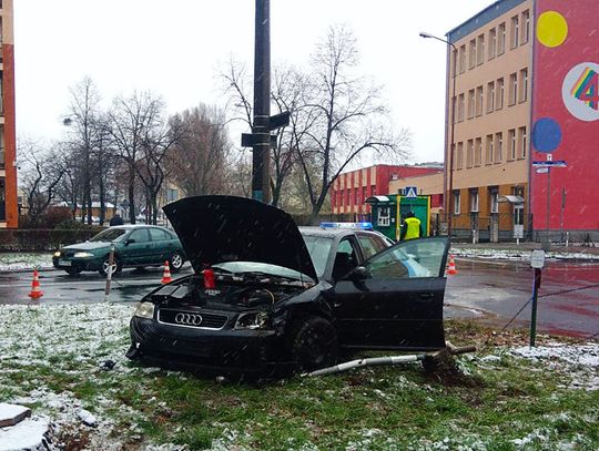 Zderzenie dwóch osobówek na skrzyżowaniu 1 Maja z Pionierów