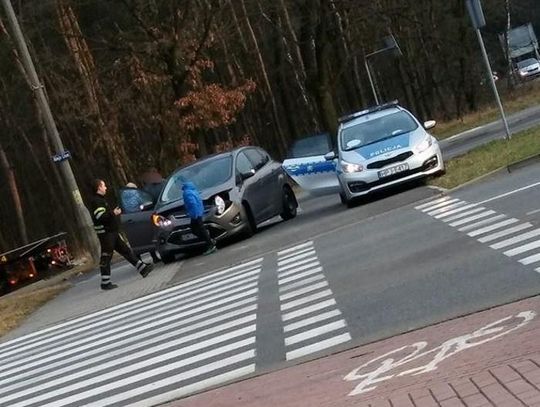 Zderzenie dwóch osobówek na skrzyżowaniu ulicy Wojska Polskiego i alei Lisa. ZDJĘCIA