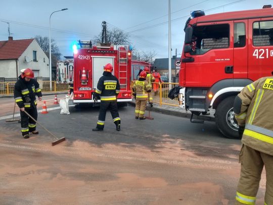 Zderzenie dwóch osobówek na skrzyżowaniu w Cisowej. Spore utrudnienia w ruchu. ZDJĘCIA