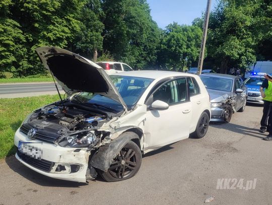 Zderzenie dwóch osobówek na ulicy Głubczyckiej w Koźlu. Na miejscu interweniują służby ratunkowe