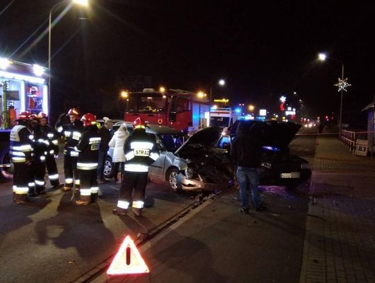 Zderzenie dwóch osobówek na ulicy Kozielskiej. Jedna osoba została poszkodowana. ZDJĘCIA