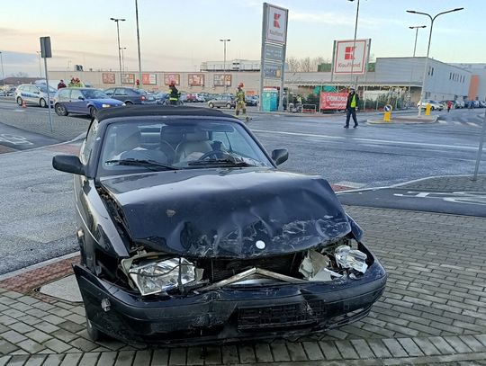 Zderzenie dwóch osobówek na ulicy Kozielskiej. Na miejscu policja i straż pożarna. ZDJĘCIA