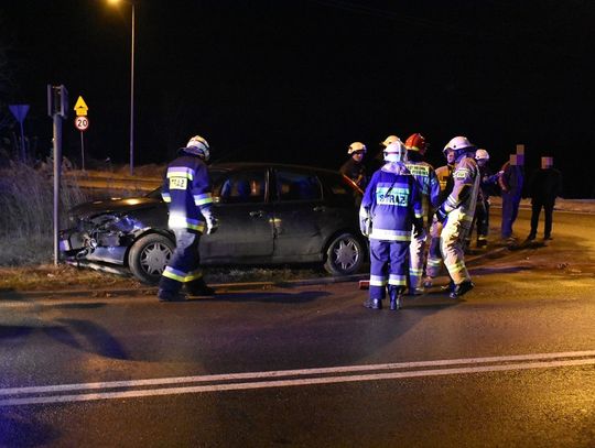 Zderzenie dwóch osobówek przy Dębowej. Droga była częściowo zablokowana