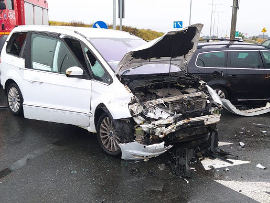 Zderzenie forda z volkswagenem na skrzyżowaniu dróg krajowych w Reńskiej Wsi. Na miejscu interweniowały służby ratunkowe