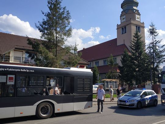 Zderzenie miejskiego autobusu z maszyną budowlaną w Kłodnicy. Na miejscu policja i pogotowie