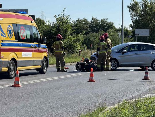 Zderzenie motocykla i osobówki na alei Jana Pawła II. Poszkodowany został 39-letni mężczyzna