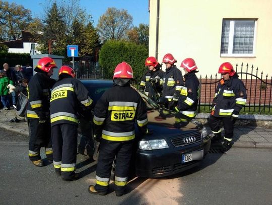 Zderzenie na osiedlowej uliczce. Jedna osoba zabrana do szpitala. ZDJĘCIA