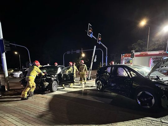 Zderzenie osobówek na skrzyżowaniu alei Jana Pawła II i alei Lisa. Jeden z kierowców był pijany