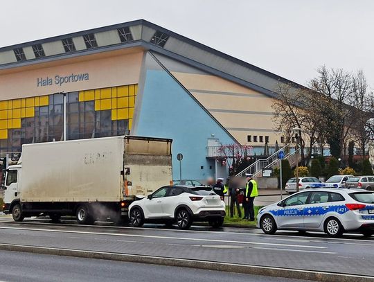 Zderzenie osobówki z ciężarówką na alei Jana Pawła II. Jeden pas wyłączony z ruchu